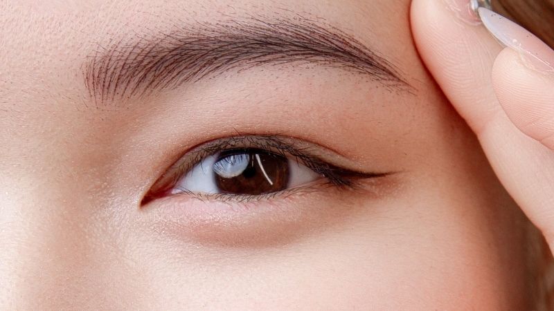 Dáng mày cong tự nhiên tạo sự cân bằng, giúp người mệnh Thủy thêm uyển chuyển, linh hoạt