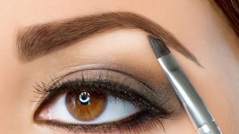 Chăm sóc lông mày giúp người mệnh Thủy duy trì vẻ đẹp và năng lượng phong thủy