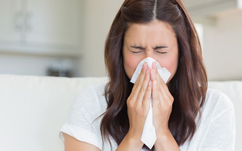 Che miệng khi ho hoặc hắt hơi ngăn virus lan ra
