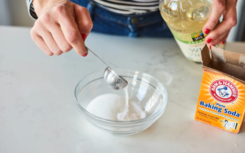 Sử dụng giấm hoặc baking soda Sử dụng giấm hoặc baking soda