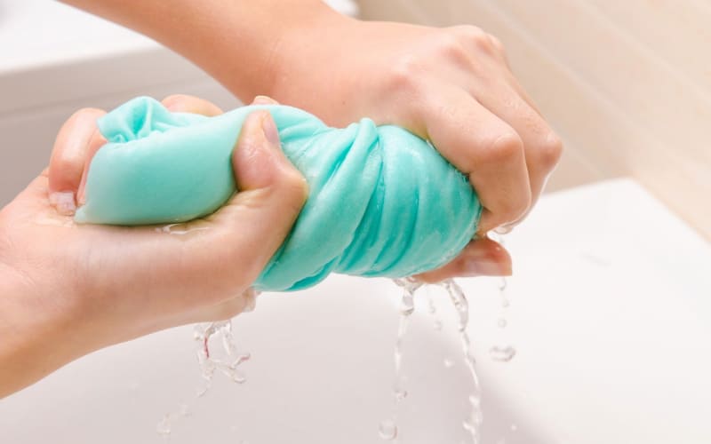 Vắt thật khô trước khi phơi Vắt thật khô trước khi phơi