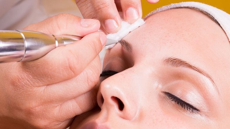 Phun xăm và điêu khắc thẩm mỹ, định hình dáng mày chuẩn phong thủy