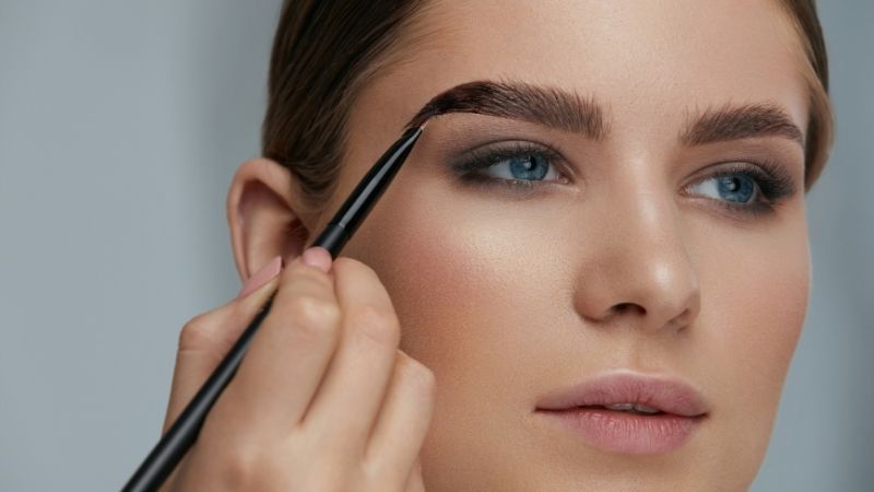 Tỉa và kẻ lông mày giúp duy trì dáng mày gọn gàng