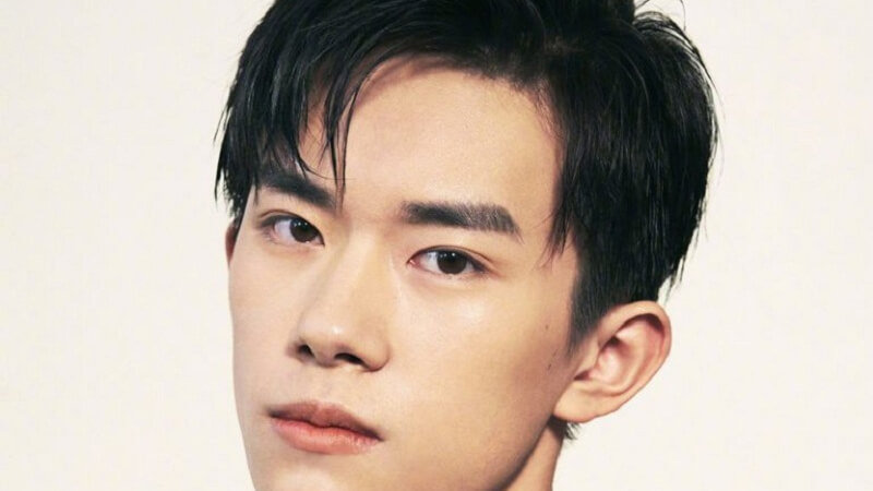 Lông mày ngang ở nam giới