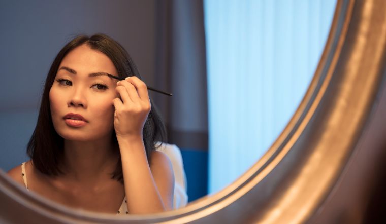 Cách vẽ lông mày phong thủy: 4 bước đơn giản, ai cũng làm được.