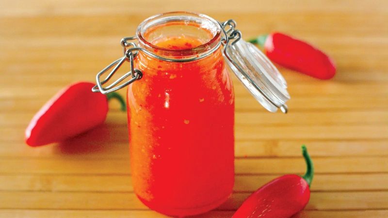 Bạn có thể tự làm tương ớt ăn chay tại nhà