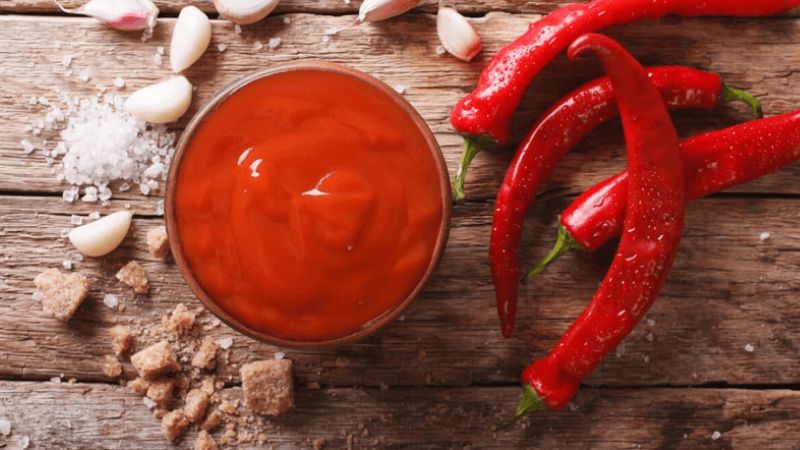 Dùng tương ớt với các món chiên, hấp hoặc món nước