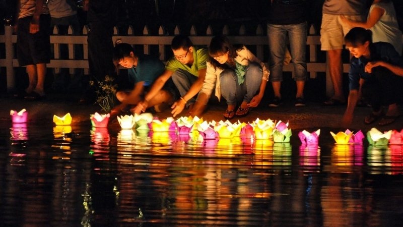 Thả đèn hoa đăng trên sông Hoài