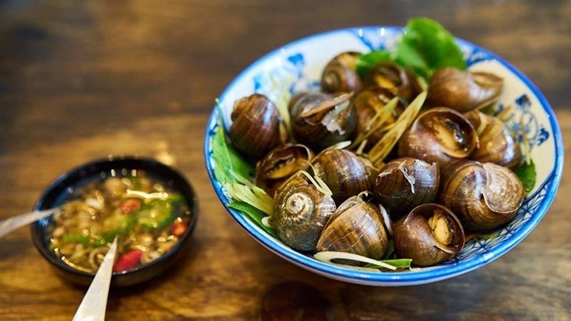 Ốc luộc lá chanh, gừng, sả
