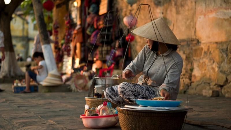 Mua sấu chín tại các gánh hàng rong trên phố cổ