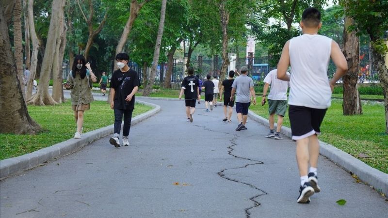 Đi bộ quanh hồ Bảy Mẫu