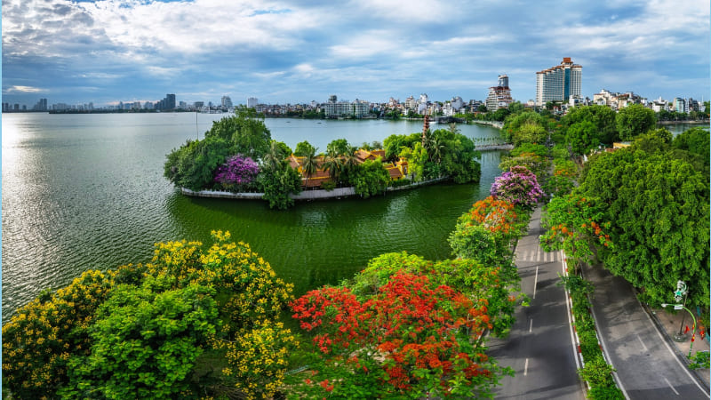 Không gian quanh Hồ Tây thoáng đãng, với những hàng cây xanh mát