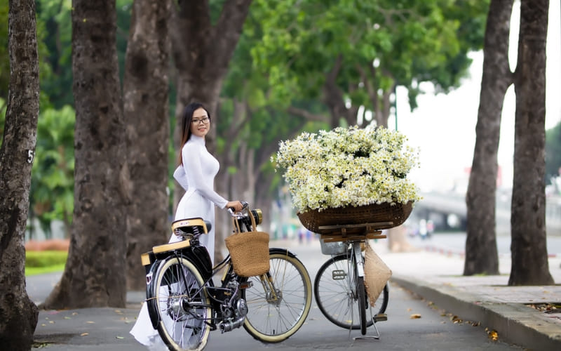 Bạn hãy chọn trang phục màu trắng hoặc be nhẹ.