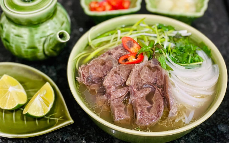 Không khí trong lành buổi sớm khiến món ăn thêm ngon.
