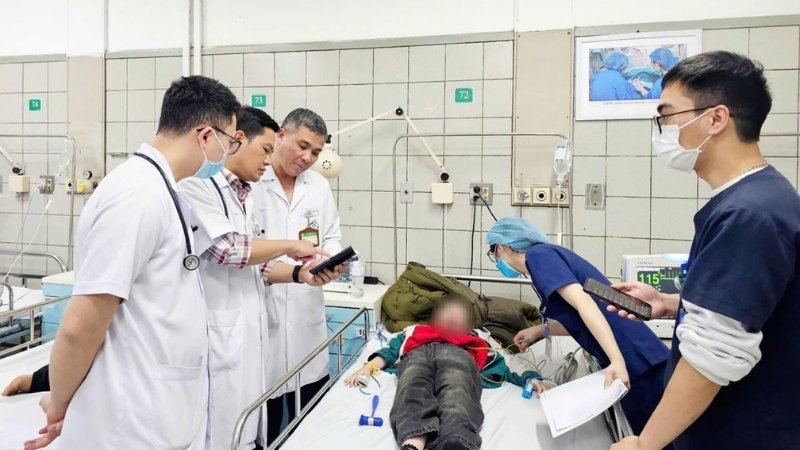 Nếu các dấu hiệu kéo dài sau khi ăn tương ớt hết hạn, cần đến bác sĩ ngay
