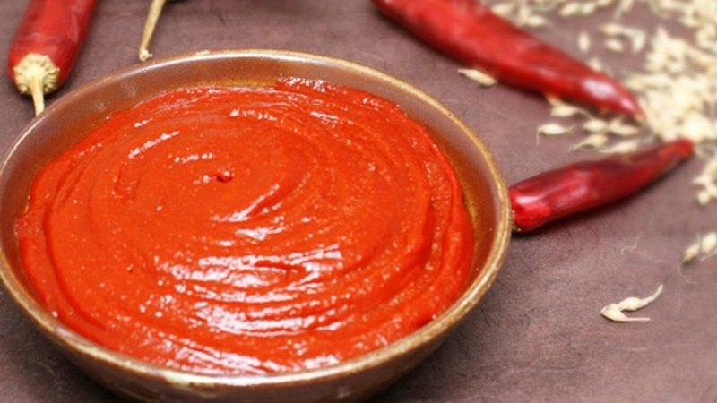 Màu lạ, tách lớp hoặc nổi váng là dấu hiệu cho thấy tương ớt đã hỏng