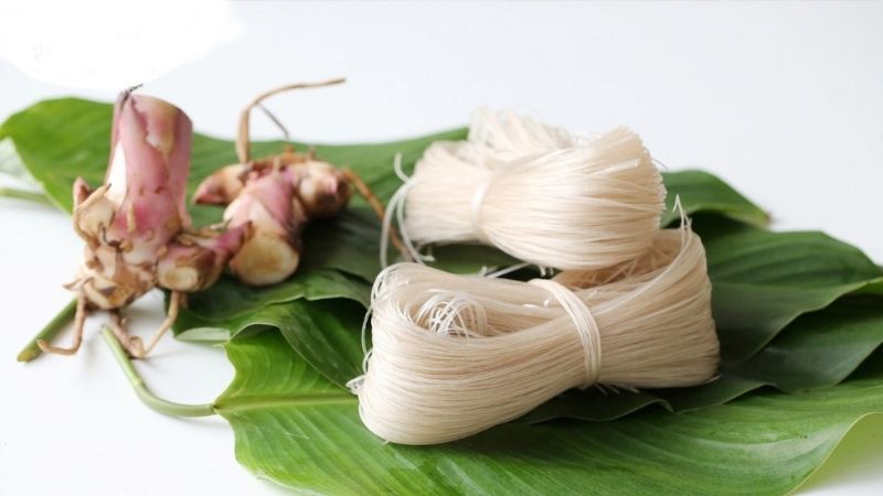 Miến sắn dây có sợi mảnh, trắng ngà, dai mềm và làm từ tinh bột sắn dây nguyên chất
