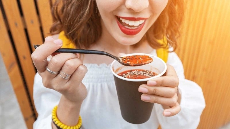 Cơ địa và nội tiết ảnh hưởng lớn đến khả năng da phản ứng với đồ cay