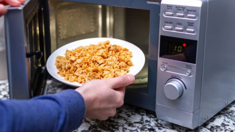 Những lưu ý "vàng" khi hâm cơm bằng lò vi sóng