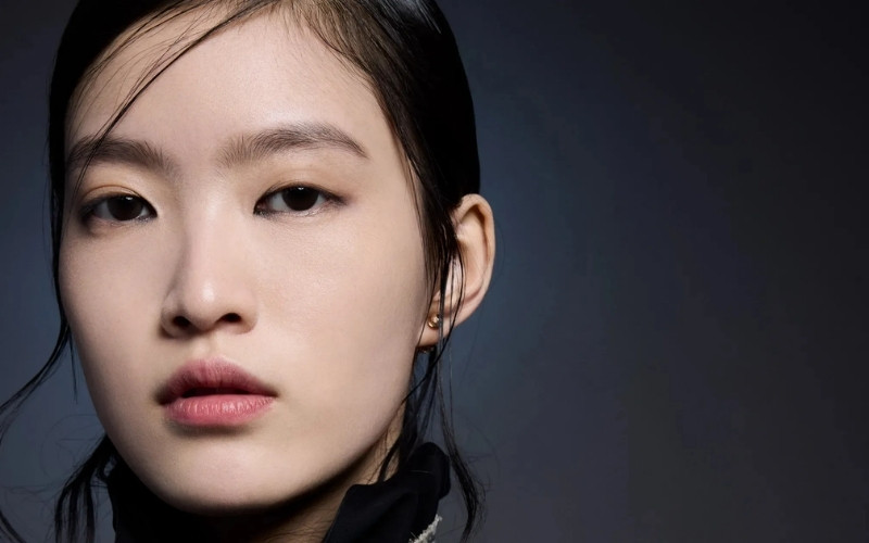 Đường kẻ eyeliner mảnh tạo ánh nhìn thanh lịch