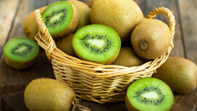Kiwi chứa nhiều vitamin giúp kiểm soát cân nặng