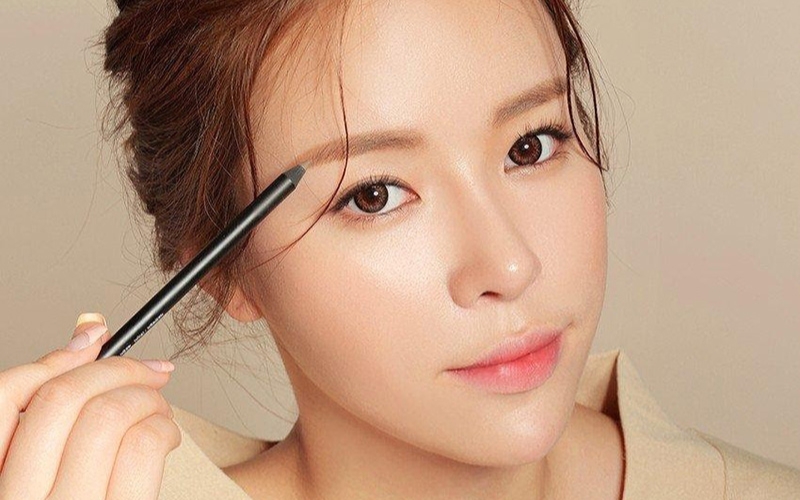 Đuôi mày xếch lên biểu hiện tính tự tin và ý chí mạnh mẽ
