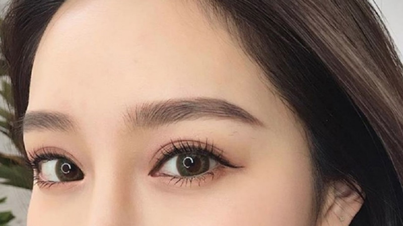 Lông mày trăng non là dấu hiệu của nhân duyên tốt đẹp và sự che chở từ quý nhân