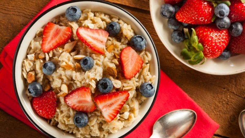 Cháo yến mạch kết hợp trái cây giàu vitamin, cung cấp năng lượng bền vững Cháo yến mạch kết hợp trái cây giàu vitamin, cung cấp năng lượng bền vững