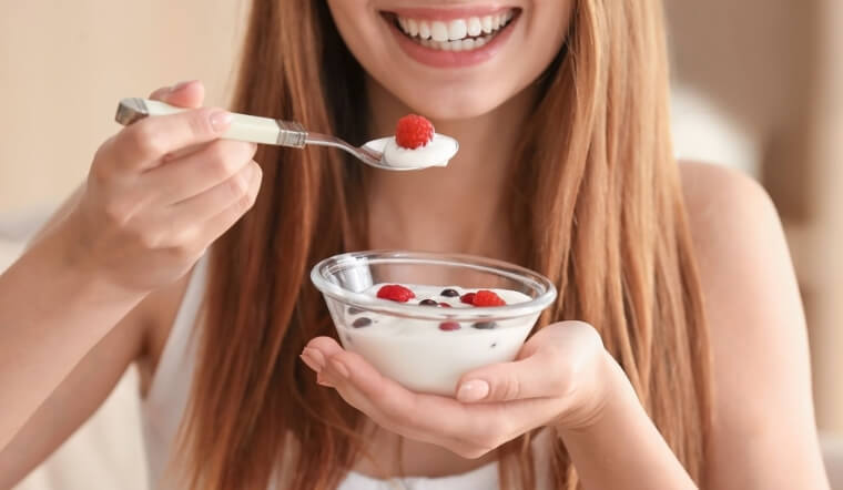 Ăn sữa chua buổi tối có giảm cân không? Chuyên gia giải đáp.