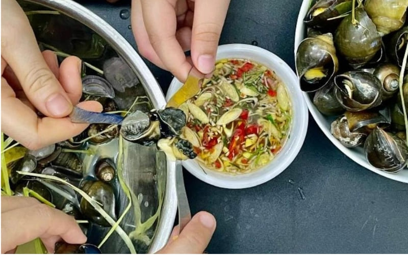 Người khều ốc cần thao tác nhẹ nhàng và cẩn thận