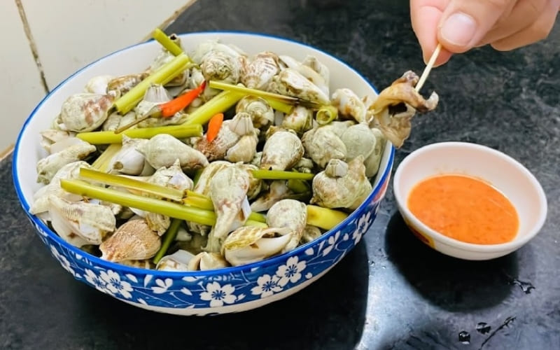 Người khều ốc nên chuẩn bị dụng cụ phù hợp