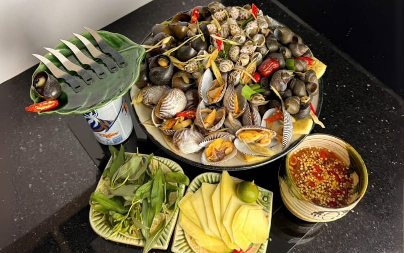 Người nấu ốc nên sơ chế và thêm gia vị khử mùi.