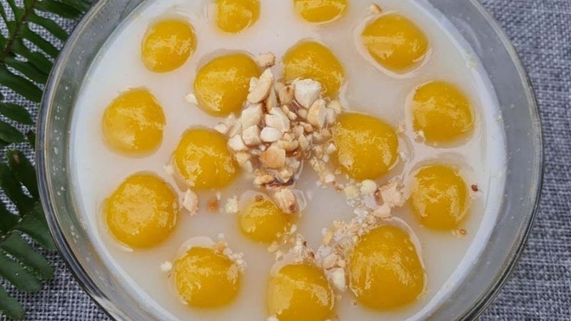 Thưởng thức chè bí đỏ hạt sen khi còn ấm, có thể kết hợp với đá bào, hạt sen rang