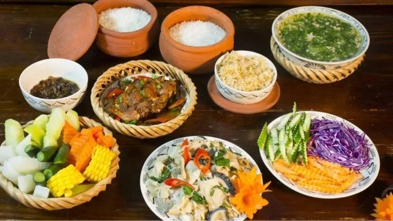 Mâm cơm quê bình dân - Lê Quang Định