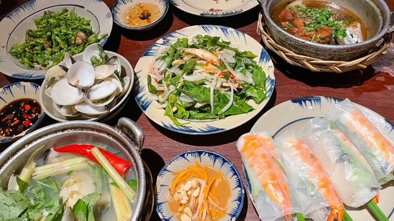 Mâm cơm quê Cục Gạch Quán