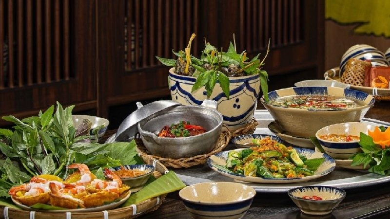 Mâm cơm quê Dượng Bầu