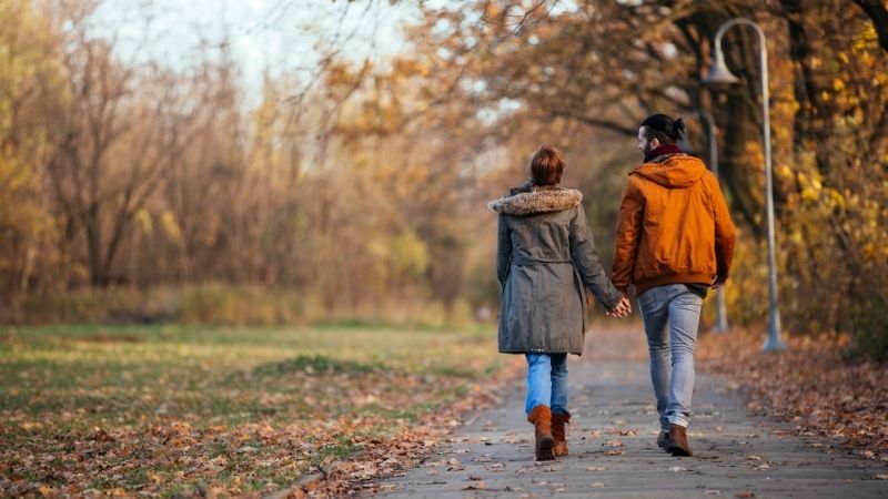 Thu đến, lá vàng rơi, lòng tôi rơi theo một ánh mắt không quay lại