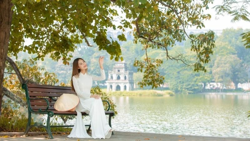 Bạn nên chọn tone màu ấm áp khi check-in Hà Nội mùa thu