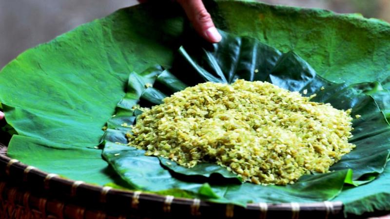 Hình ảnh hạt cốm xanh gói trong lá sen non
