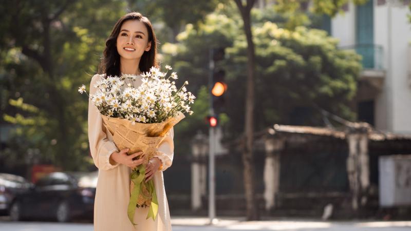 Tà áo tung bay trên cầu Long Biên