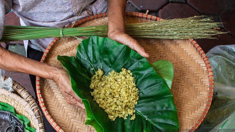 Người bán cốm làng Vòng bên đặc sản Hà Nội mùa thu