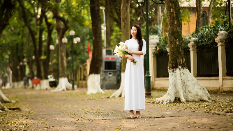 Nữ sinh chụp ảnh kỷ niệm bên xe hoa