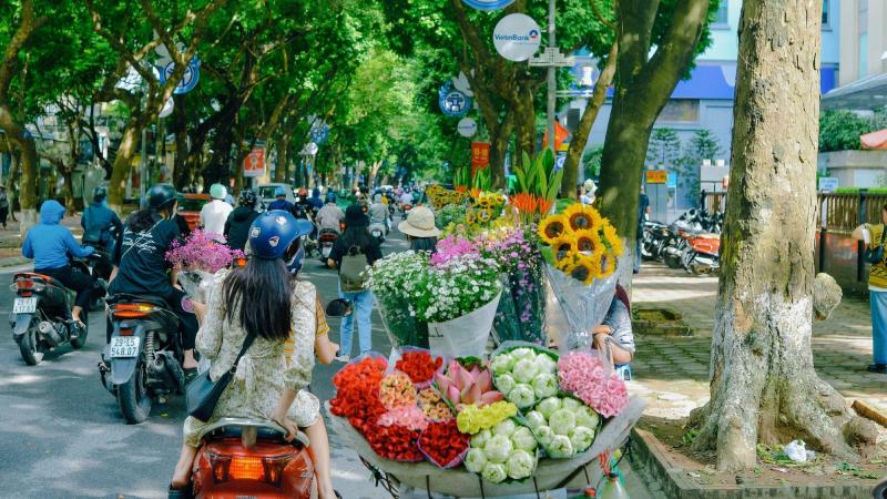 Người qua đường dừng lại mua hoa