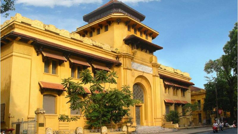 Nắng vàng hắt lên những ngôi nhà cổ trên phố cổ Hà Nội