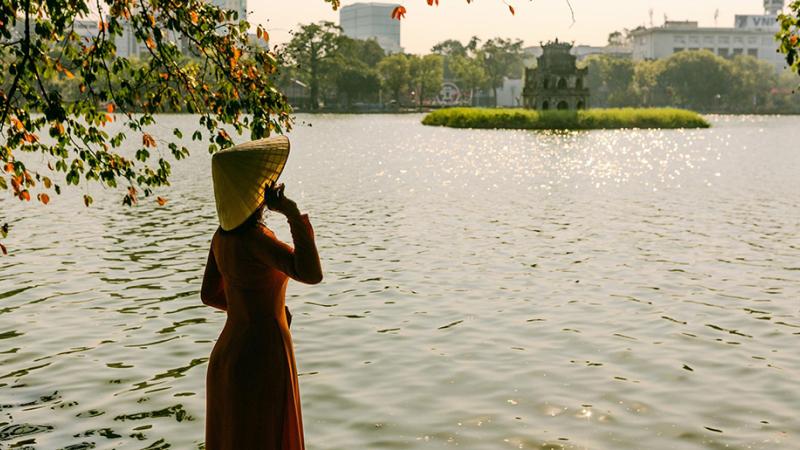 Hình ảnh tà áo dài khi chụp ảnh cùng Hồ Gươm