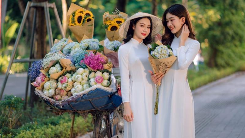 Nữ sinh chụp ảnh kỷ niệm bên xe hoa