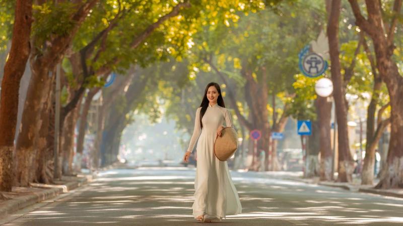 Nữ sinh áo dài dạo bước trên phố Phan Đình Phùng