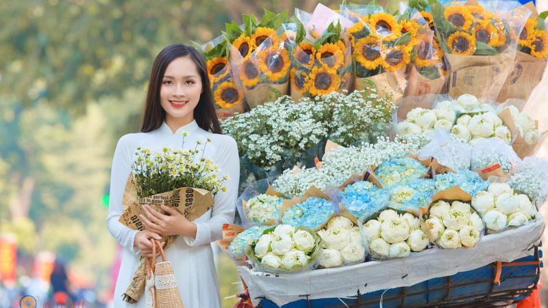 Cô gái trẻ cười tươi trong khung cảnh mùa thu