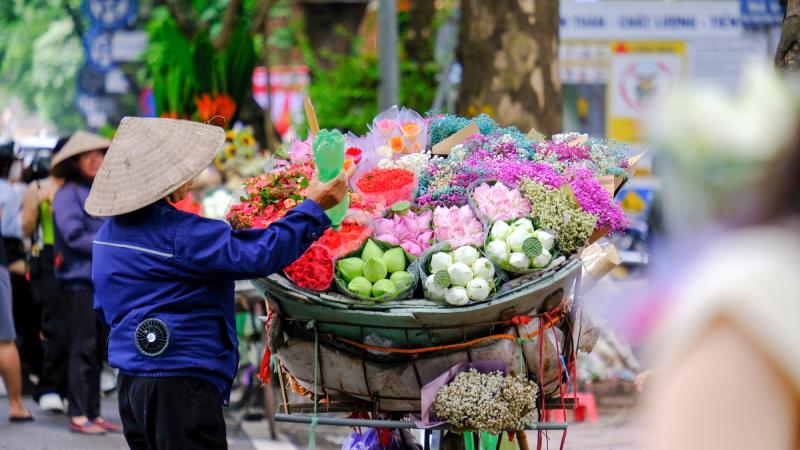 Người bán hoa rong dừng xe giữa phố đông