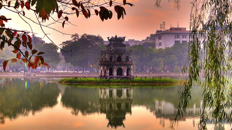 Hồ Tây chiều tà, ánh vàng phủ cả không gian